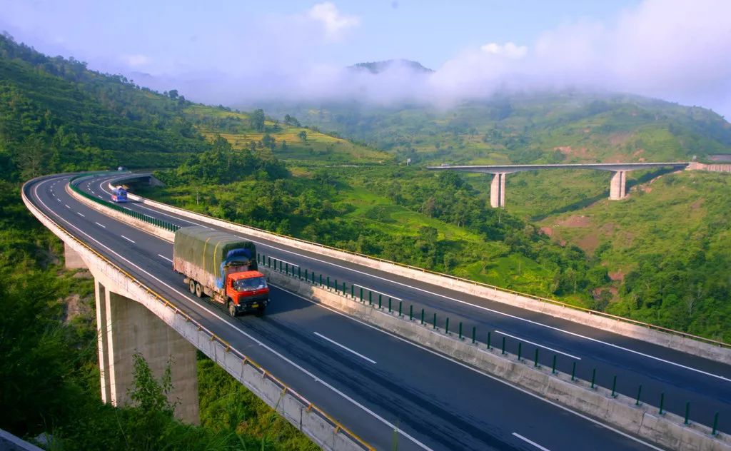 鎮(zhèn)廣高速公路最新動(dòng)態(tài)與小巷風(fēng)情小店探訪